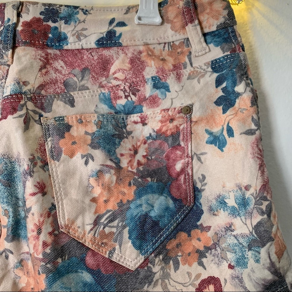 🌸 ZARA Floral Stretchable Denim Shorts in Pastel English Colours - Picture 8 of 10